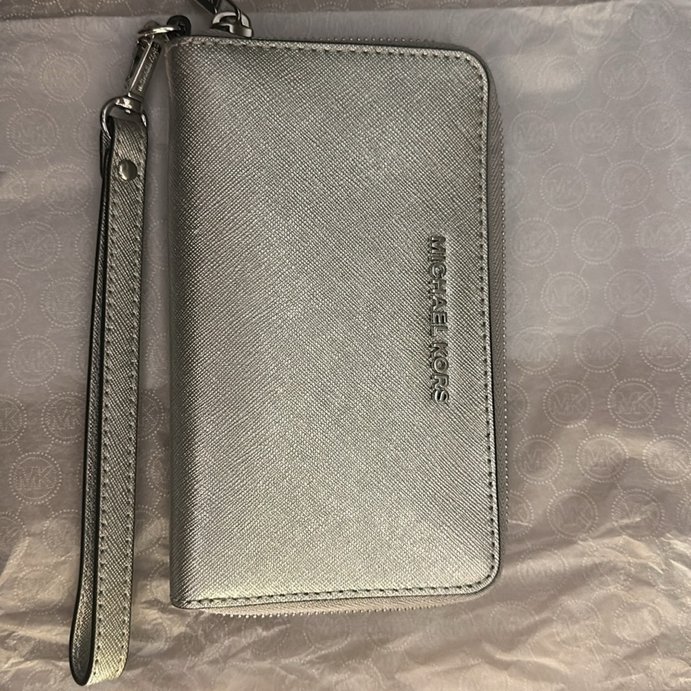 Michael Kors Sliver metallic Wallet 
NWT